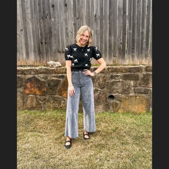 HighRise Holiday Flocked NWT
Sailor Wide Leg Ankle Jeans Universal Thread size 6 - Picture 4 of 4